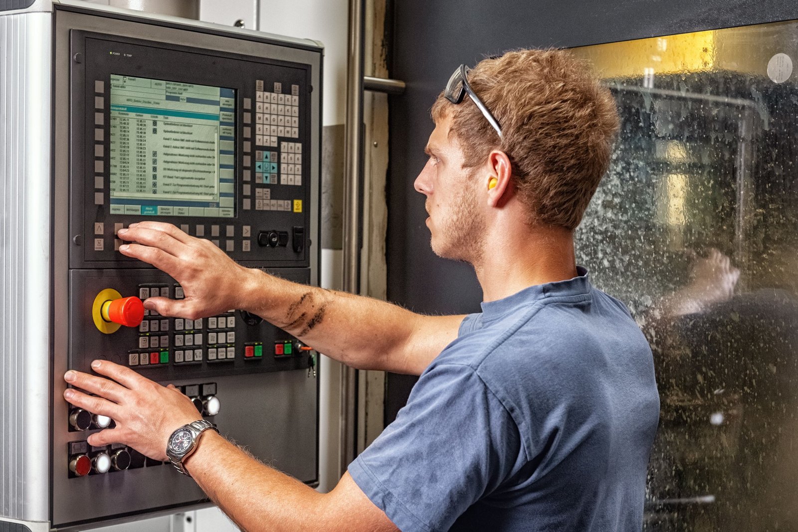 You are currently viewing L’Artisan de la Précision : Le Technicien en Usinage CNC Roumain, un Maître de la Technologie Moderne