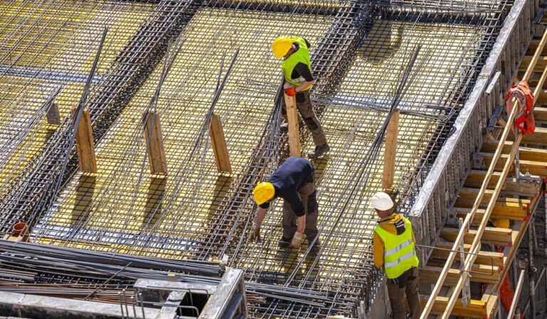 Lire la suite à propos de l’article Les Artisans du Concret : Le Constructeur en Béton Armé Roumain, Pilier de l’Infrastructure Moderne