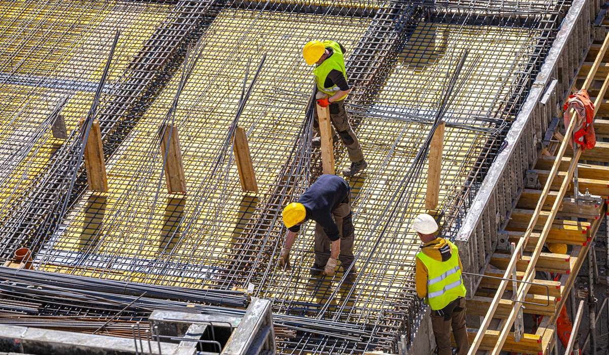 You are currently viewing Les Artisans du Concret : Le Constructeur en Béton Armé Roumain, Pilier de l’Infrastructure Moderne