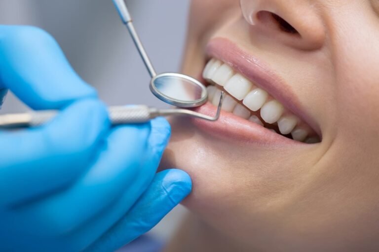 Lire la suite à propos de l’article Les Gardiens du Sourire : Le Dentiste Roumain, Pilier de la Santé Buccodentaire