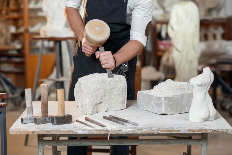 Lire la suite à propos de l’article Les Gardiens de la Pierre : Le Tailleur de Pierre Roumain, Artisan de la Durabilité et de l’Héritage