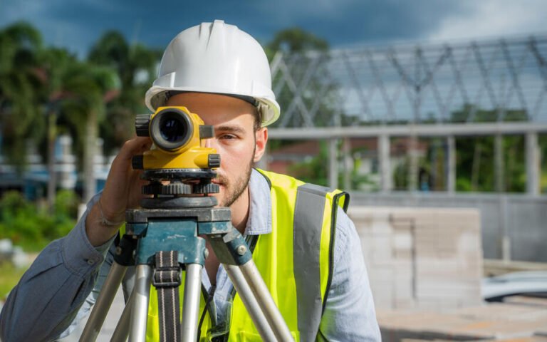 Lire la suite à propos de l’article Recruter un Géomètre : Un Expert Incontournable pour vos Projets de Construction