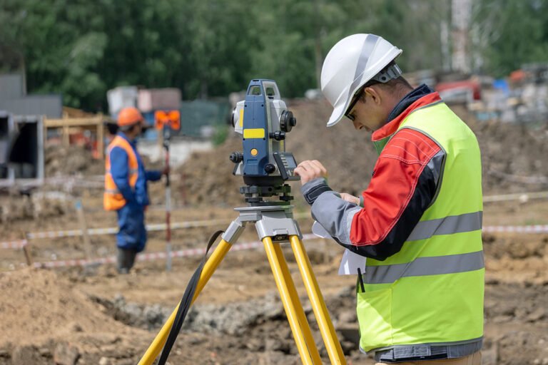 Lire la suite à propos de l’article Géomètre Roumain : Un Professionnel Clé pour l’Aménagement et la Construction en Roumanie