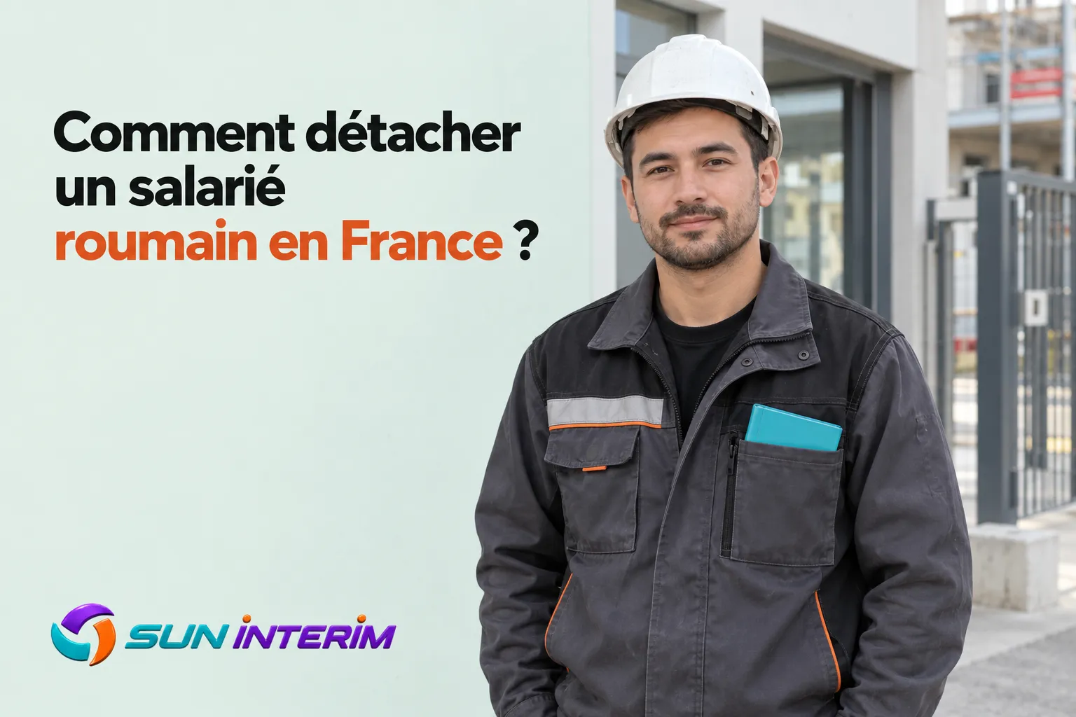 Homme en tenue de chantier portant un casque blanc, debout devant une façade, avec un carnet bleu dans la poche.