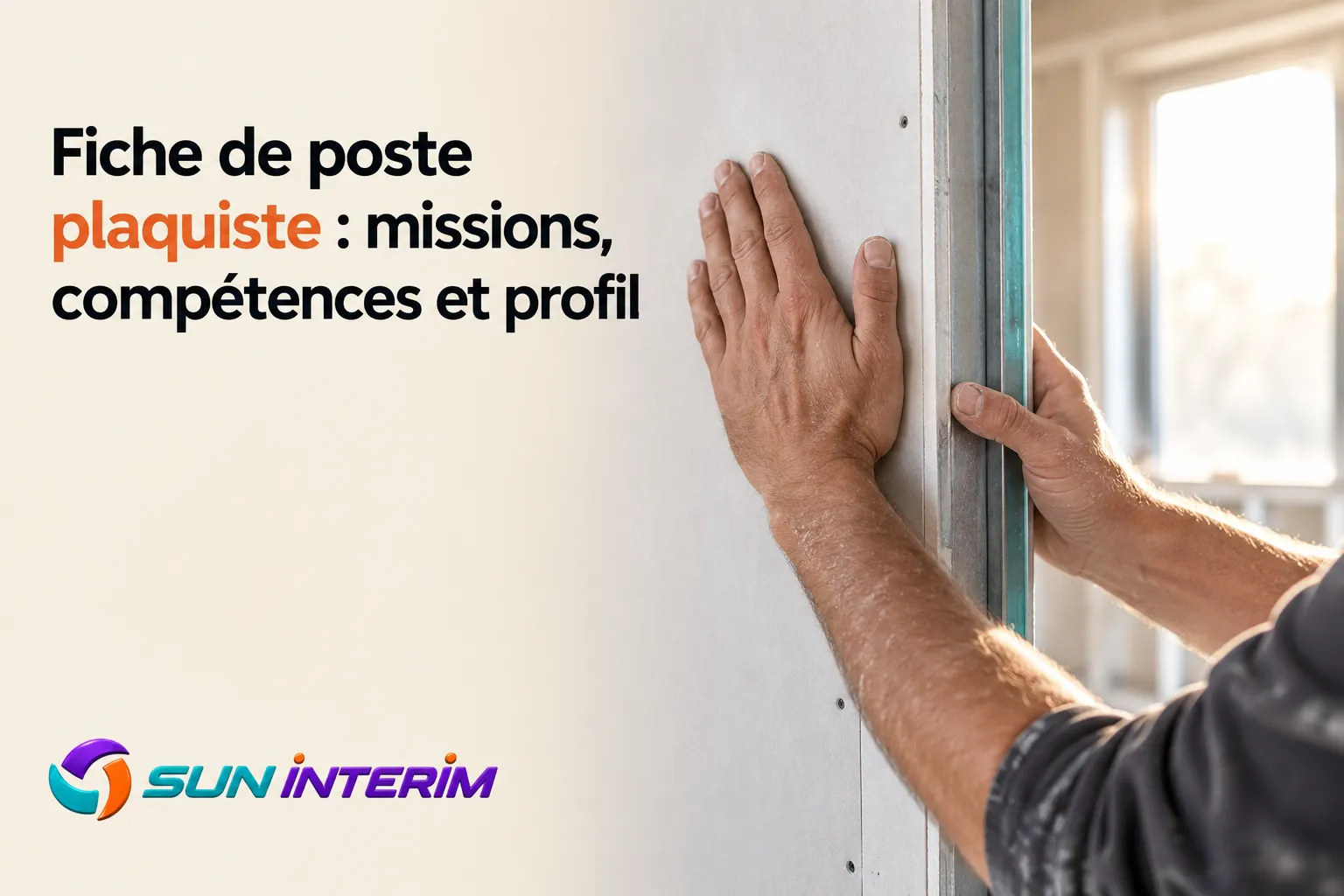 Main sujet de l’image montrant des mains plaquant une plaque sur un mur dans un chantier.